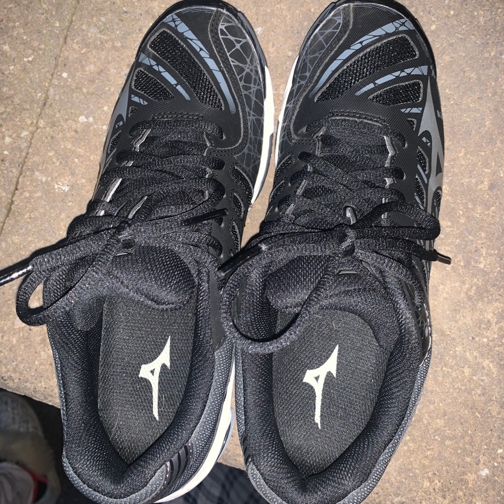 Mizuno volleyball shoes